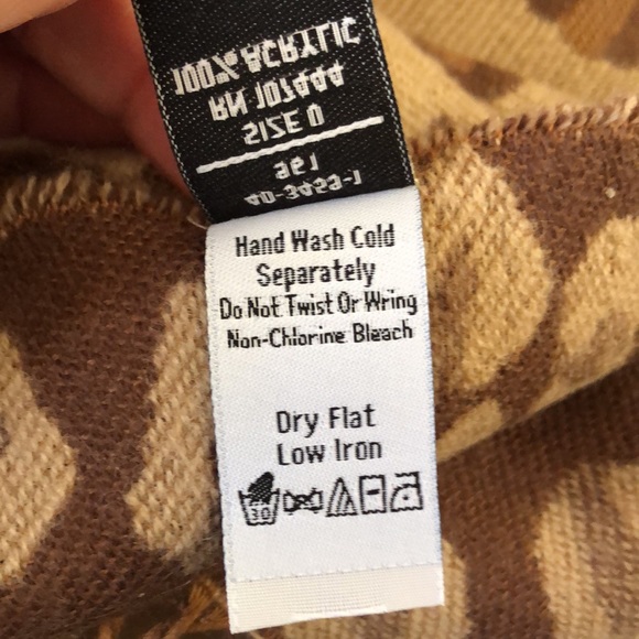 NWOT LEOPARD REVERSIBLE PRINT SHAWL WITH FRINGE 70x 26 inches - Picture 7 of 7